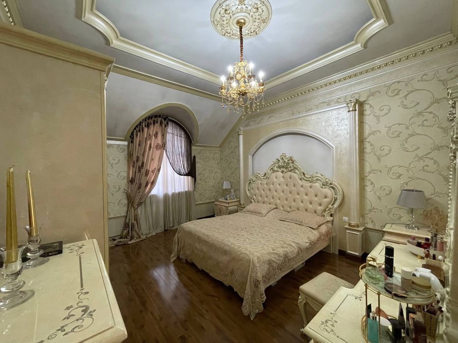 Прекрасеный 3 уровенный дом для ваши семьи построено на 6 соток участк