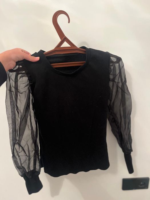 Это свитер Veronica Beard с рукавами-фонариками чёрного цвета