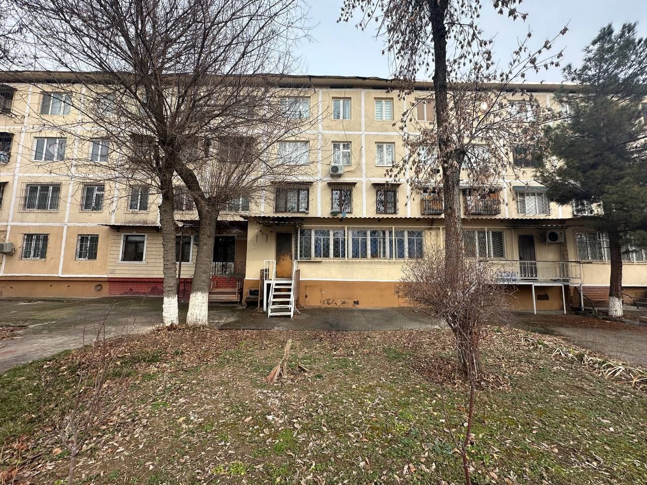 Продается массив феруза 4комнатная квартира подофис