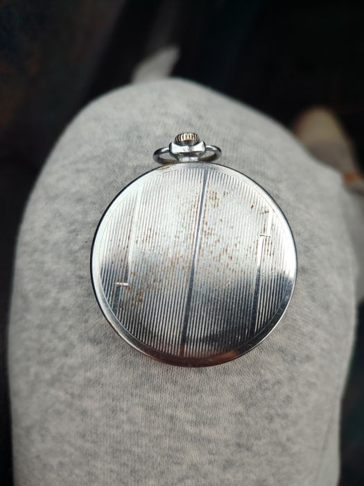 Два броя часовници