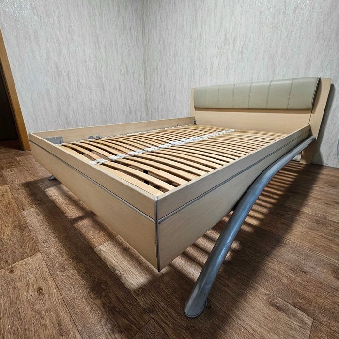 Кровать б/у без матраса