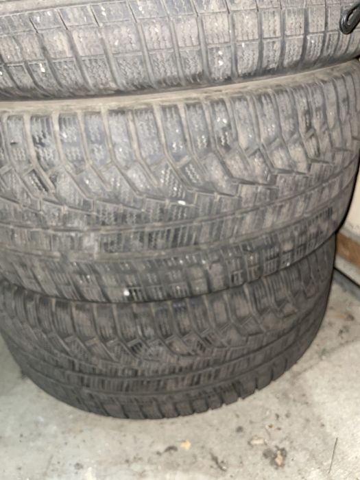 Продавам четири броя зимни гуми 235/45/18