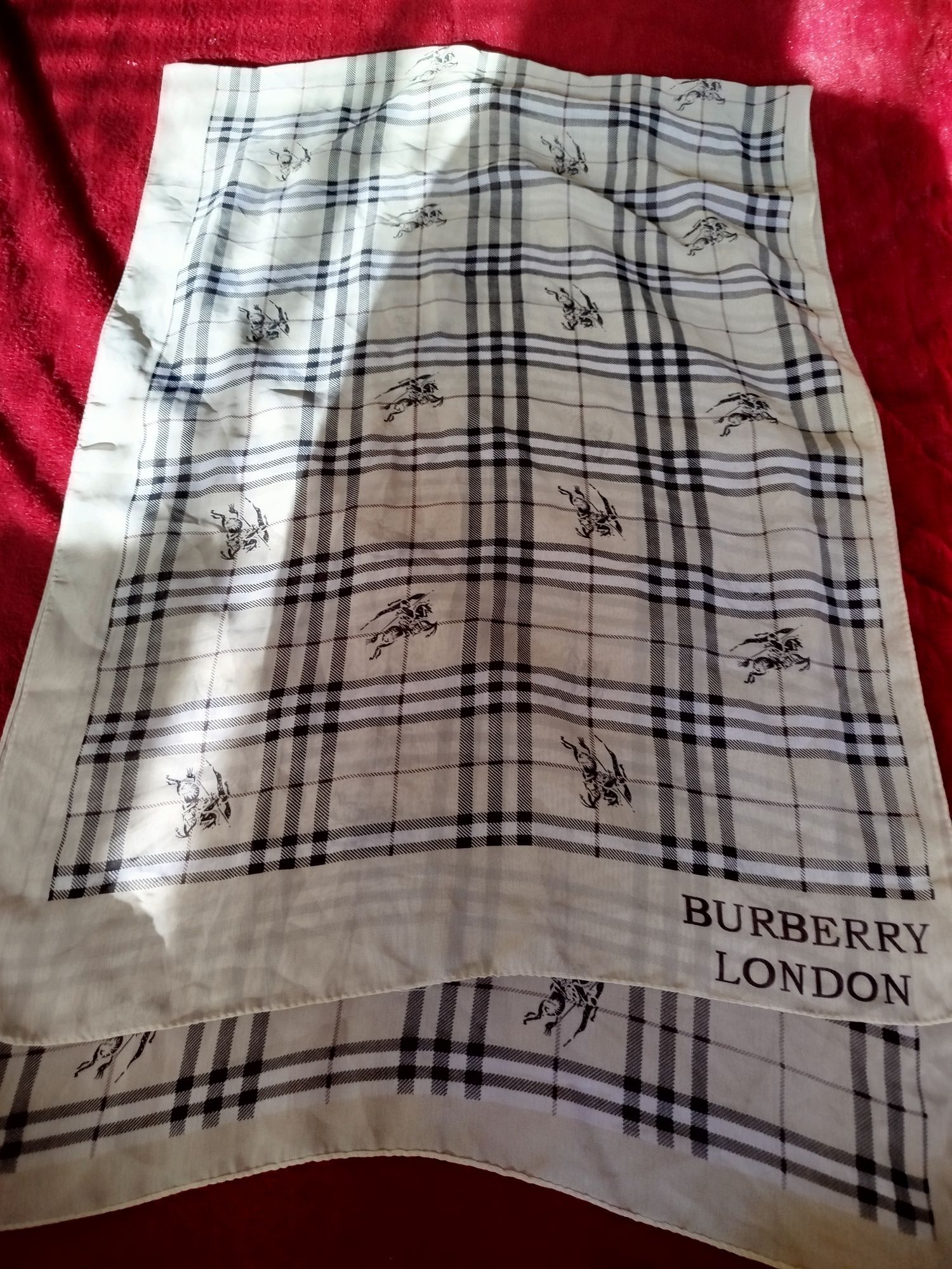 Burberry копринен шал