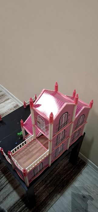 Розова къща за кукли