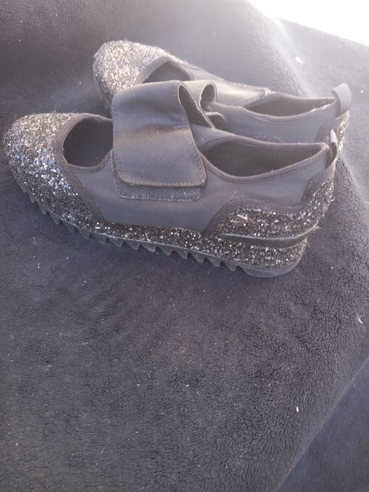 Vând adidași,  doua modele 60 lei buc.