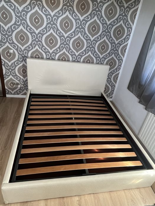 Pat matrimonial cu doua noptiere