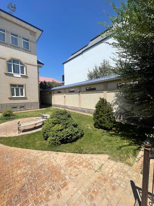 Сдается евро-дом центр Луначарского 8-соток 3-уровень 9-комн офис сади