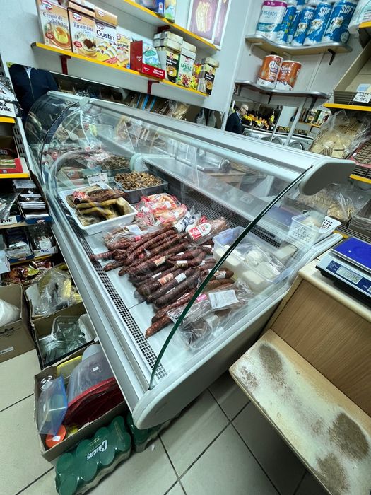 Vand vitrina frigorifica pt mezeluri sau prajituri in stare perfecta
