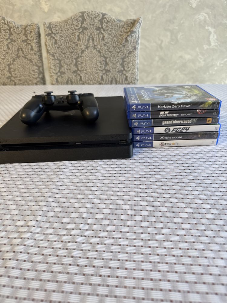 Продам ps4 в от отличном состоянии не лагает не вскрывали
