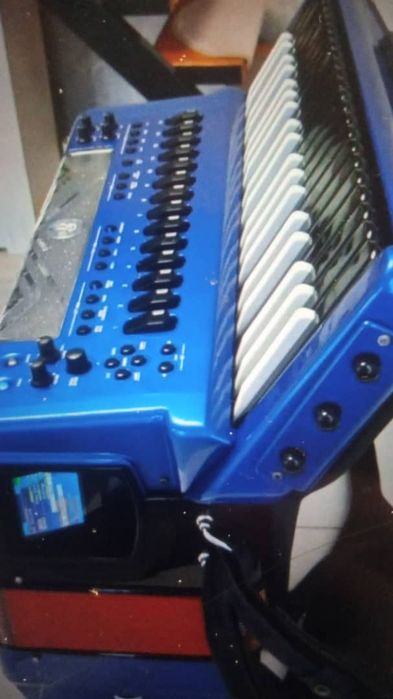 Vând acordeon Bugari evo