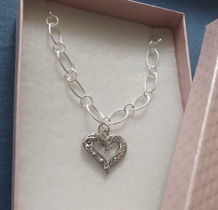 Ново, дамско сребърно колие с висулка.Различни модели и цени. В кутия.