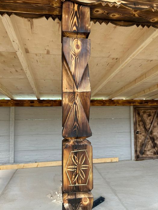 Artă în Lemn: Stâlpi Sculptati pentru Porți și Terase