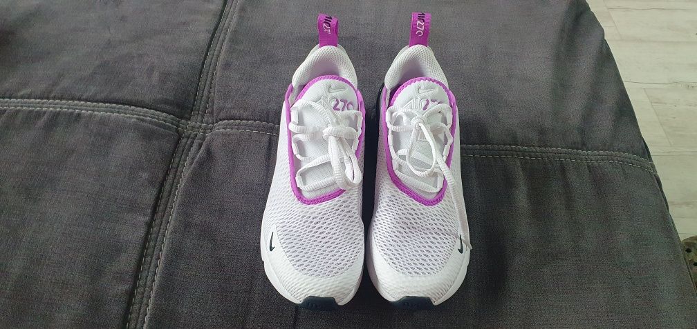 NIKE Air Max 270