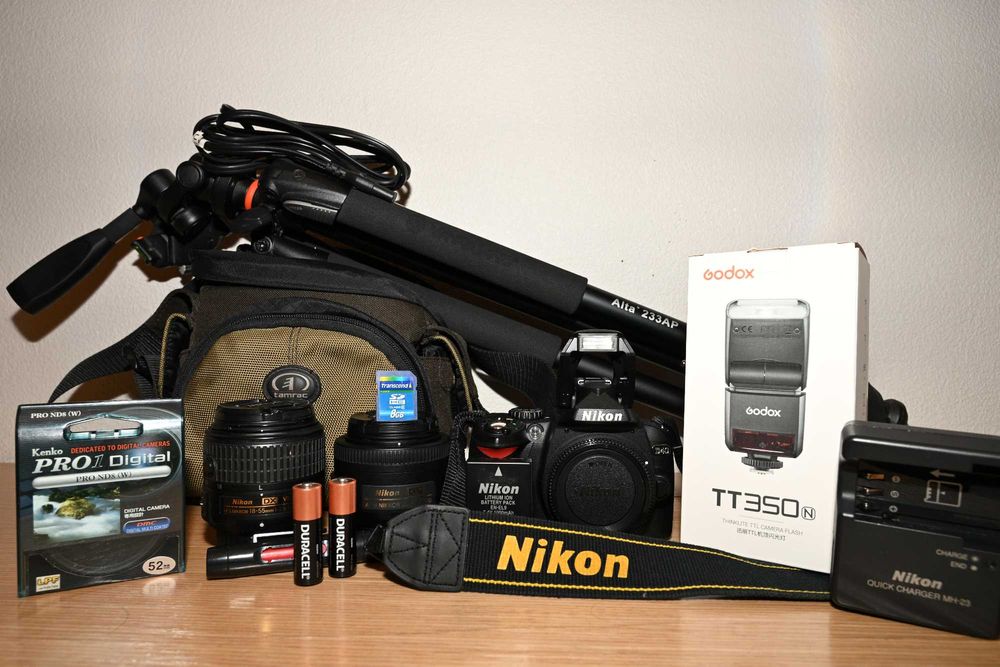 Фотоаппарат Nikon D40 с объективами, вспышкой, штативом и фильтром