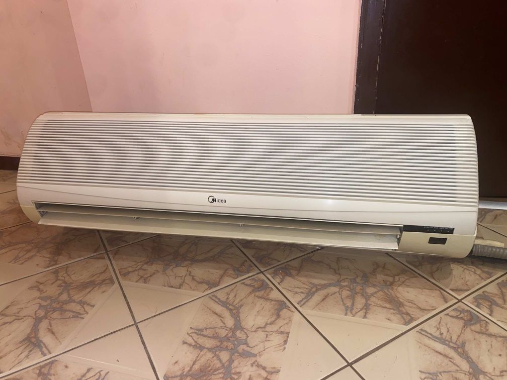 Климатик "Midea"