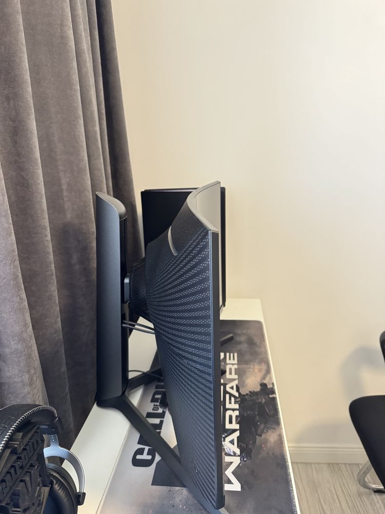 Samsung Odyssey G7 QLED 27”