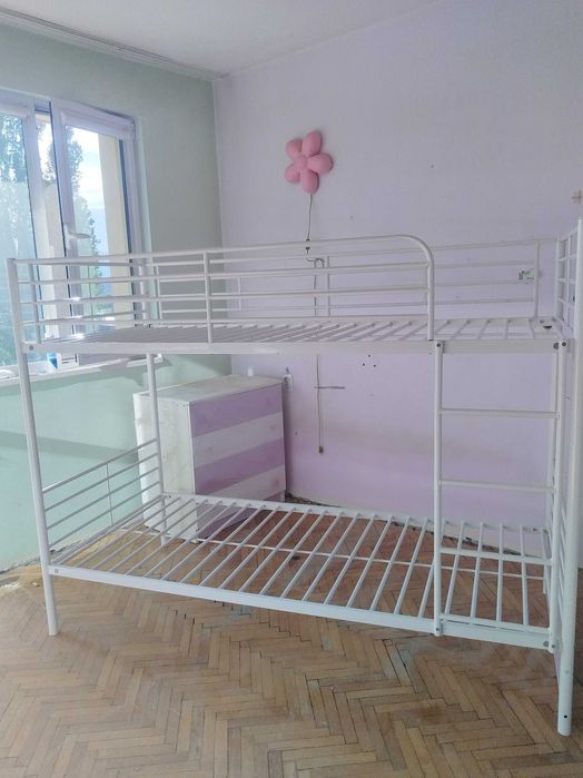 Двуетажно метално легло
