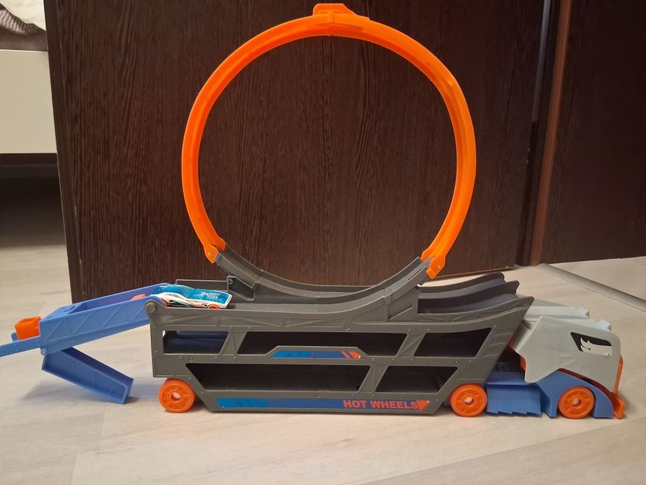 Автовоз с писта за лупинги Hotwheels