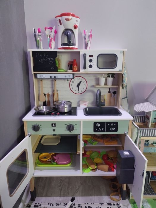 Дървена детска кухня.