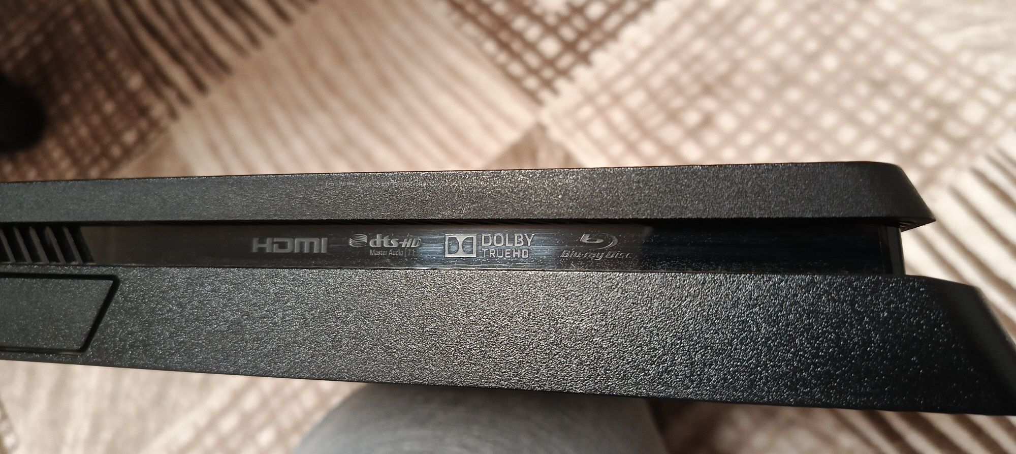 Плейстейшън 4 слим PS 4 slim