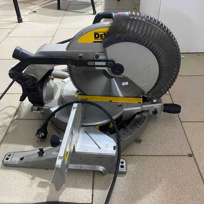 CB47/Пила торцовочная DE WALT DWS715-ks SK152182