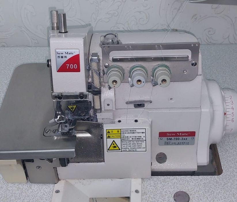 Прямострочная промышленная машинка с автоматическим поднятием лапки, с