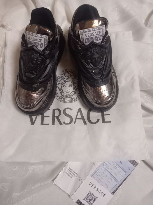 Adidasi versace
Marime  37 37 38  39 39 
Pret 300 lei