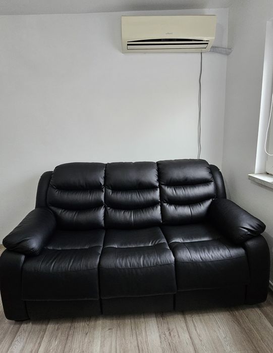 Canapea din piele neagra, extensibila, 3 persoane