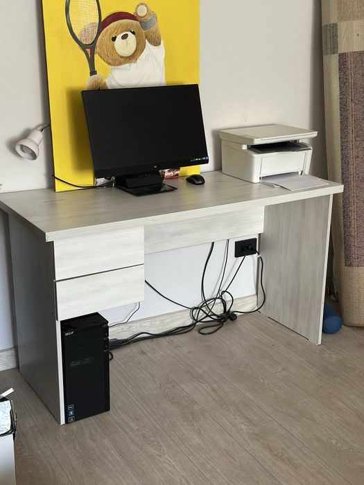 Письменный стол с выдвижными ящиками из ЛДСП