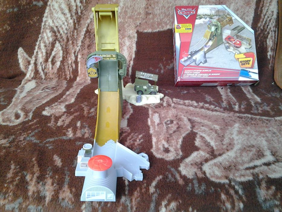 Jucarie Disney Pixar Cars Story Seturi Sarge's Stuntin 'Surplus***