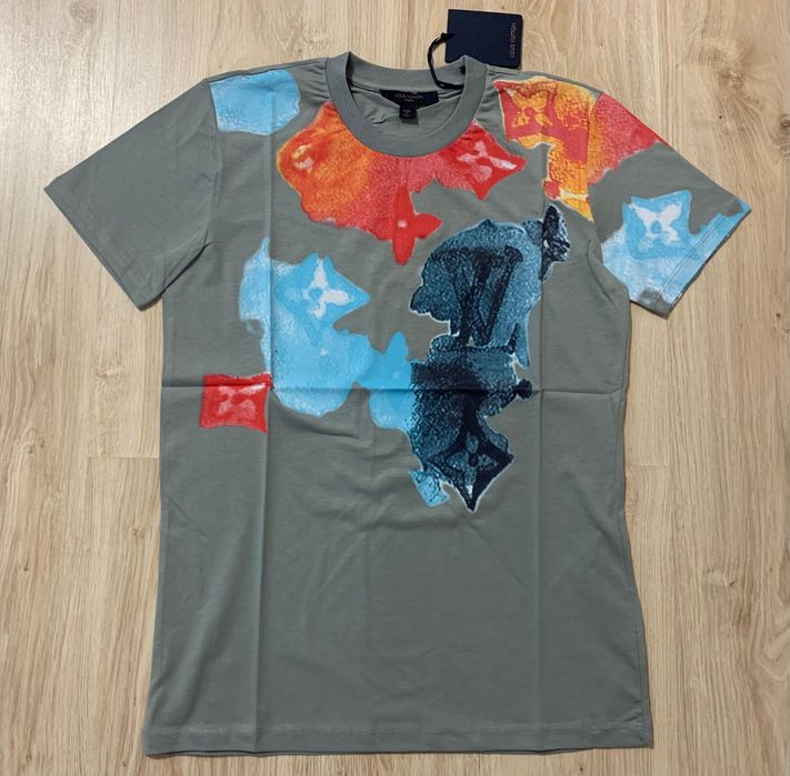 Нови мъжки тениски Lous Vuitton налични в черно в зелено