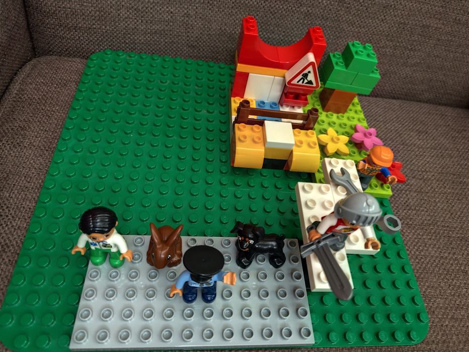 Лего Дупло плоча и частите към нея