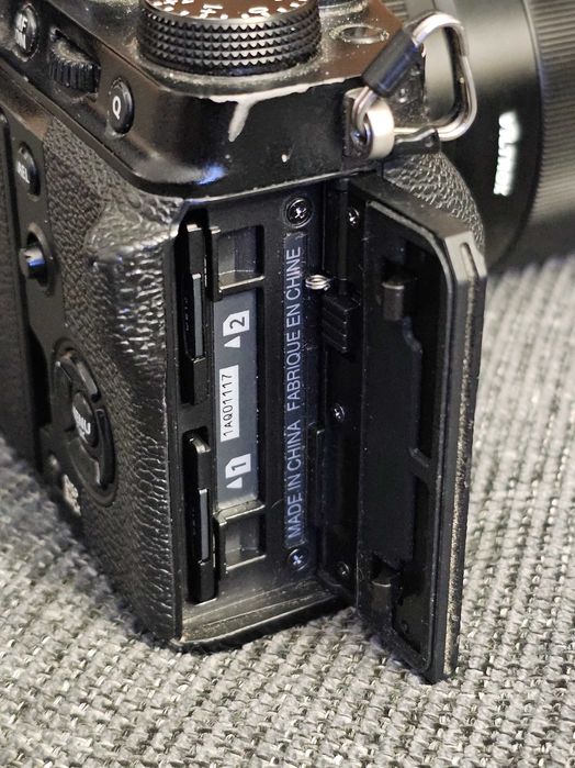 Fujifilm X-T4, 3 батерии, зарядно и 2 SD карти Самсунг