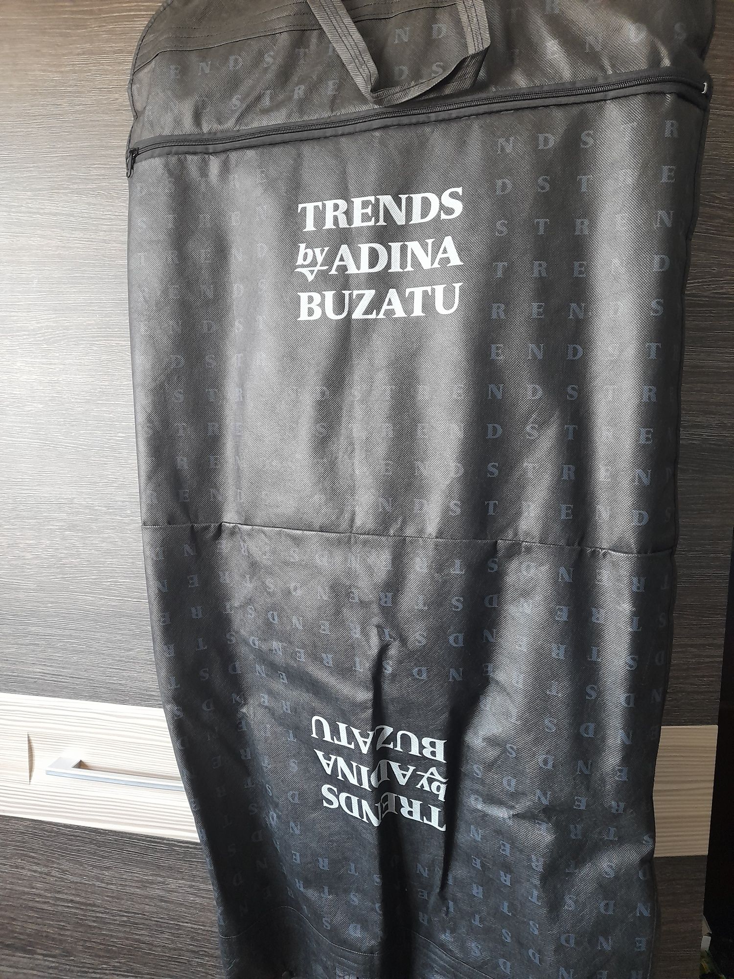 De vânzare costum ceremonie Adina Buzatu achizionat din magazin