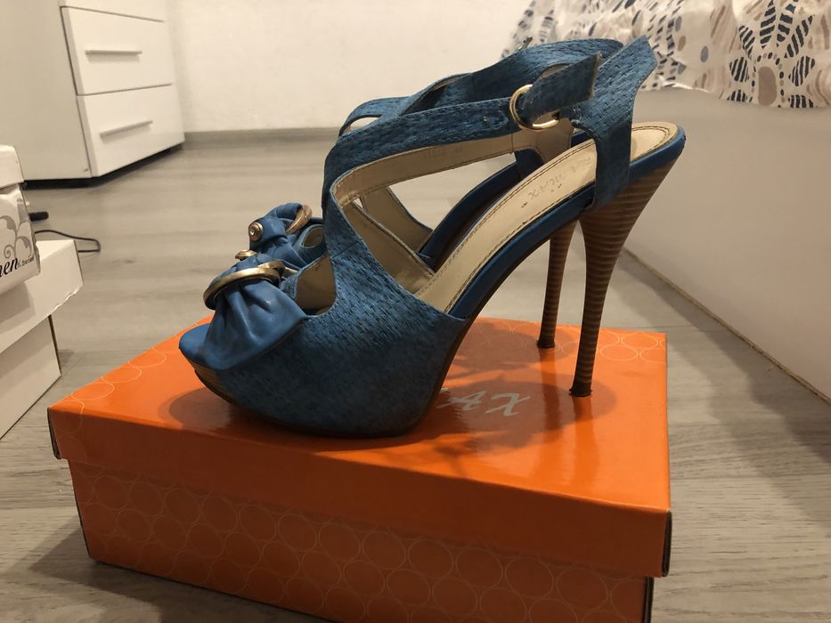 Сини високи сандали със закопчаване