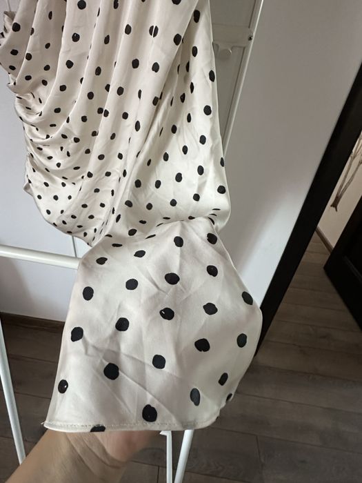 Top asimetric Zara cu buline – nou, elegant și modern