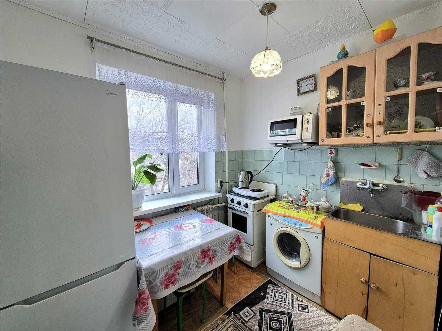 Продам 2 комн квартиру на 4 мкр возле маг Одежда.
на 4/5 эт