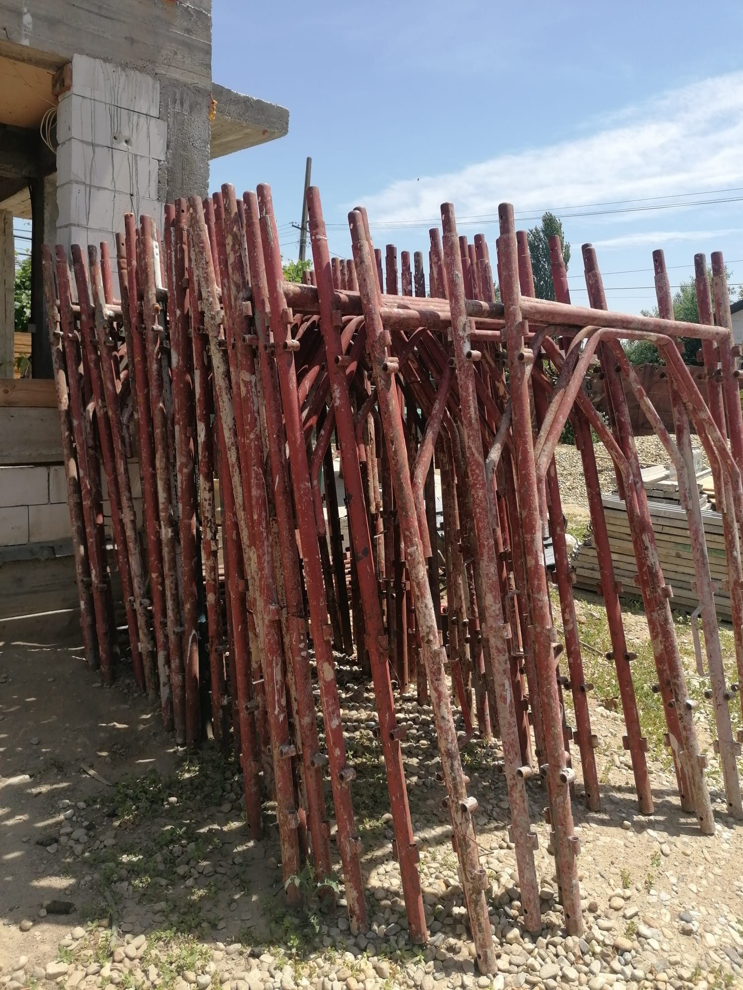 Vând schela metalică