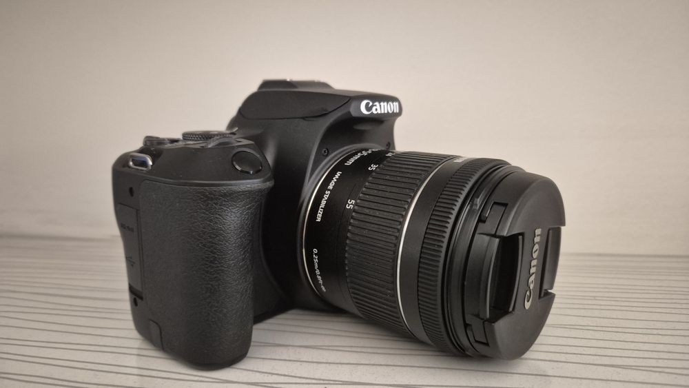 Фотоаппарат Canon 250d зеркалный +штатив +fleshka 64gb. Камера фото