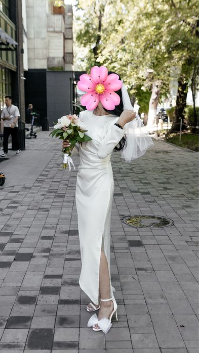 Платье белое атласное с вырезом