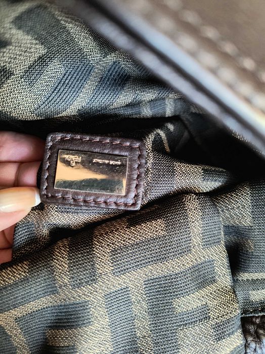 Фенди

Кафява кожена чанта Fendi Spy
