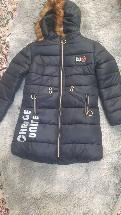 O'rta  yoshdagi qizlarimiz un issiqqina qalingina kurtkalarimiz.