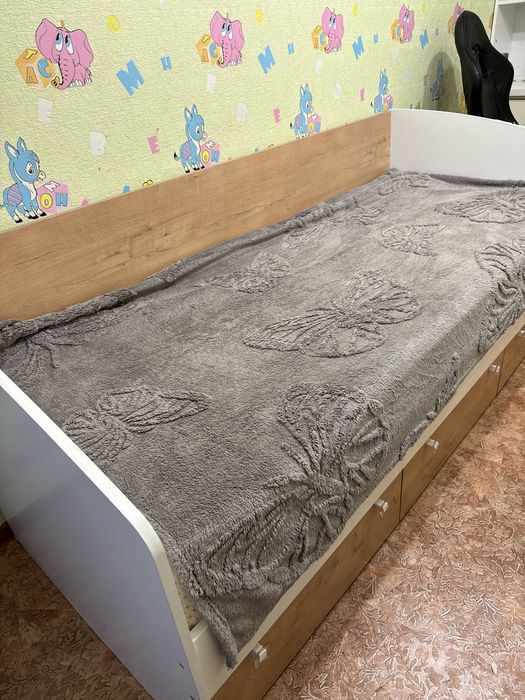 Продам две ощинвковые кровати. Можно по отдельности.