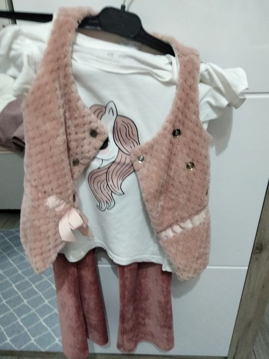 Compleu pantaloni, tricou , vesta micuță