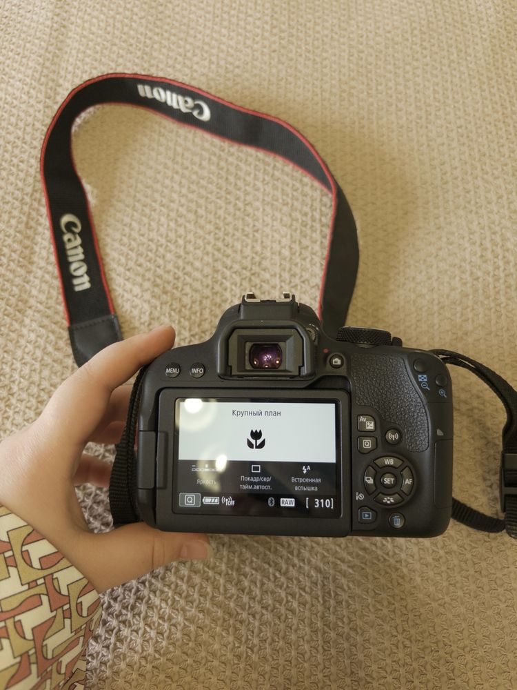 Продаю камеру Canon 800d в отличном состоянии