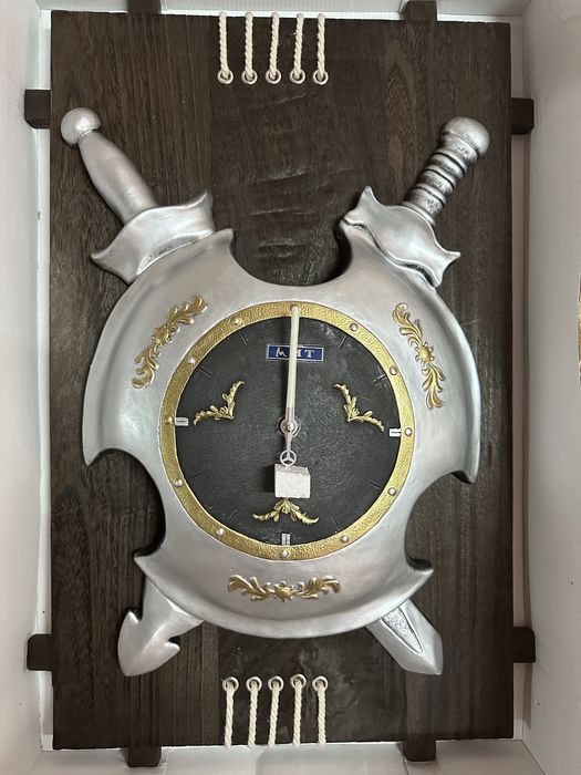 Дървен часовник щит със сабий