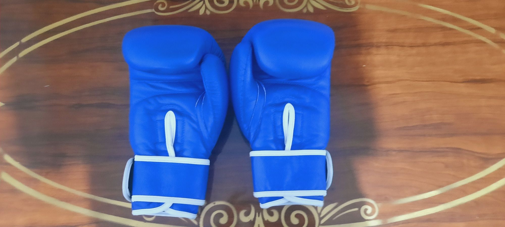 Бокс перчатки Saber 8 размер сотилади.