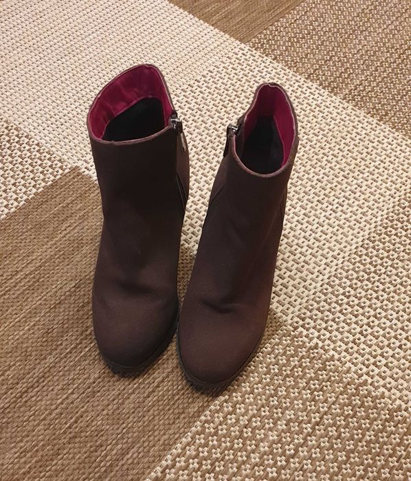 Ghete maro din piele întoarsă Benetton, mărimea 36, cu toc comod