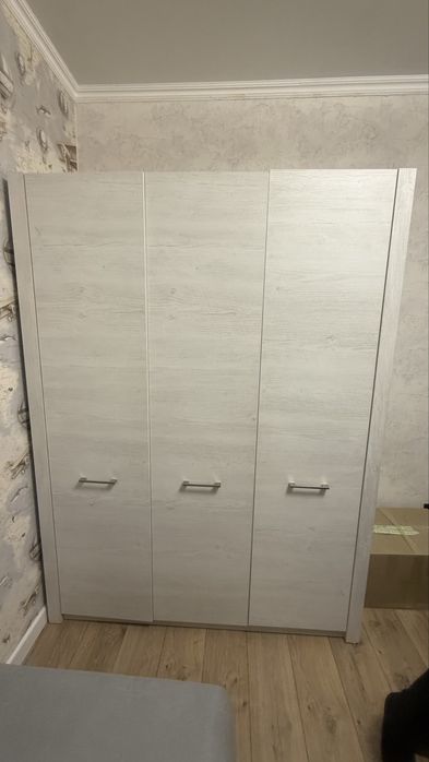 Шкаф трехдверный