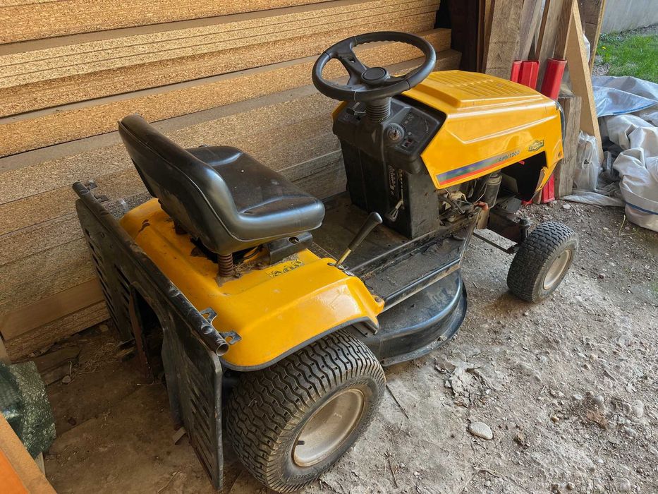 tractor tuns iarba gazon
